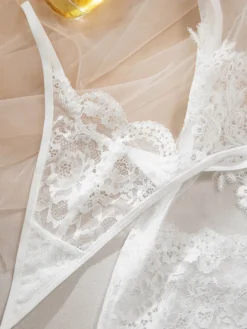 Nuisette en dentelle florale transparente mini-robe nuisette à fines bretelles et résille transparente