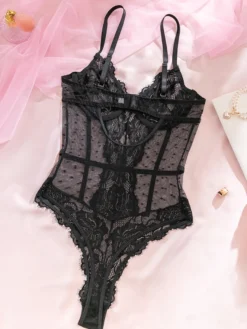 Nuisette en dentelle noire bustier body en résille transparente