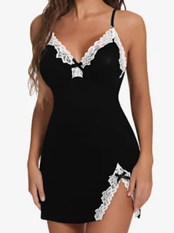 Nuisette en satin blanc à fente latérale et bordure en dentelle