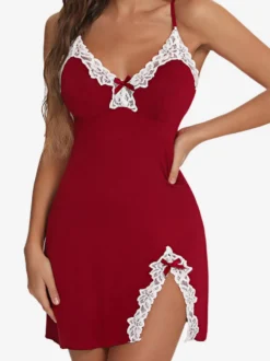 Nuisette en satin blanc à fente latérale et bordure en dentelle