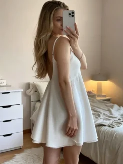 Nuisette en satin à col V en dentelle dos nu et fines bretelles spaghetti mini-robe de nuit