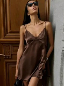 Nuisette en satin à col V en dentelle dos nu et fines bretelles spaghetti mini-robe de nuit