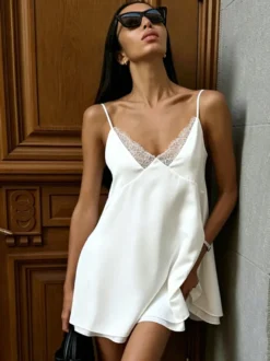 Nuisette en satin à col V en dentelle dos nu et fines bretelles spaghetti mini-robe de nuit