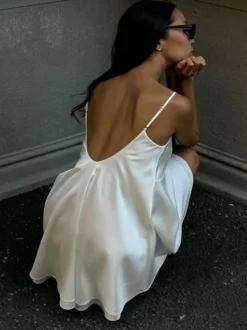 Nuisette en satin à col V en dentelle dos nu et fines bretelles spaghetti mini-robe de nuit