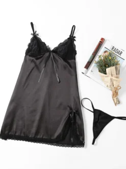 Nuisette en satin et dentelle pour femme fendue sur le côté bretelles spaghetti ensemble de lingerie avec string