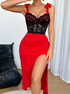 Nuisette longue en dentelle dos nu sans manches vert émeraude moulante fente haute sur le côté lingerie sexy