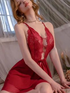 Nuisette mini-chemise de lingerie à bretelles spaghetti en dentelle florale et résille dos nu style babydoll.
