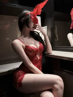 Nuisette mini en dentelle dos nu ajourée fendue sur le côté couleur bordeaux lingerie