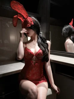 Nuisette mini en dentelle dos nu ajourée fendue sur le côté couleur bordeaux lingerie