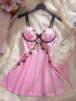 Nuisette sexy en dentelle rose style babydoll.