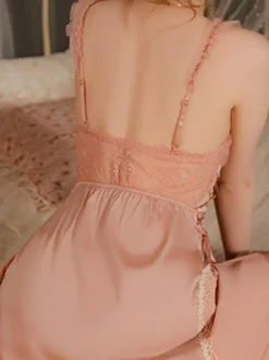 Nuisette sexy en satin bordeaux dentelle et tulle dos nu pour femme.
