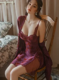 Nuisette sexy en tulle violet dos nu et dentelle pour femme.