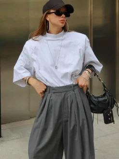 Pantalon de costume gris à taille haute plissé et jambes larges