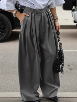 Pantalon de costume gris à taille haute plissé et jambes larges