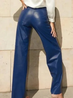 Pantalon droit en similicuir bleu à boutons taille naturelle