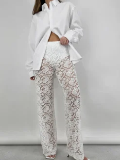 Pantalon en dentelle blanche taille naturelle coupe droite