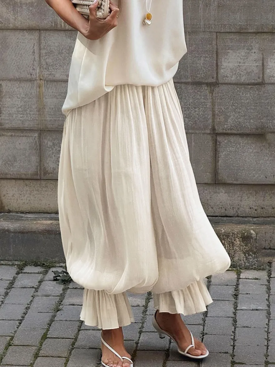 Pantalon harem fluide et drapé à taille haute élastique et ourlet à volants jambes larges.