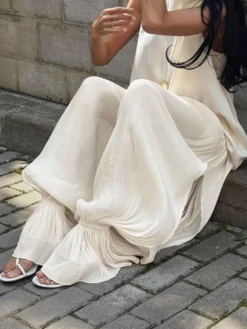 Pantalon harem fluide et drapé à taille haute élastique et ourlet à volants jambes larges.