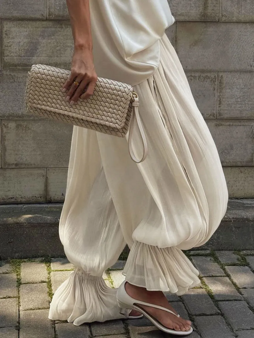 Pantalon harem fluide et drapé à taille haute élastique et ourlet à volants jambes larges.
