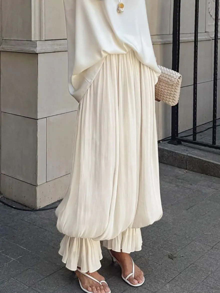 Pantalon harem fluide et drapé à taille haute élastique et ourlet à volants jambes larges.