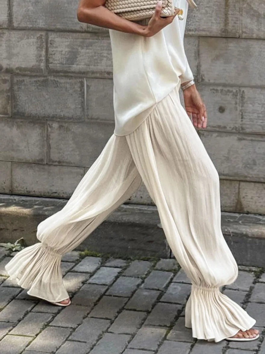 Pantalon harem fluide et drapé à taille haute élastique et ourlet à volants jambes larges.