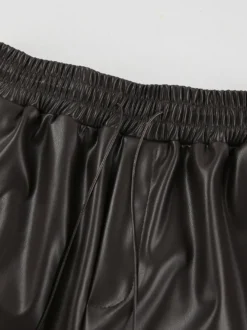 Pantalon large en similicuir noir et marron à taille élastique et cordon de serrage coupe ample et décontractée.