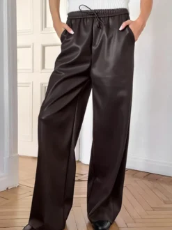 Pantalon large en similicuir noir et marron à taille élastique et cordon de serrage coupe ample et décontractée.