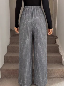 Pantalon palazzo gris à rayures verticales jambes larges taille haute élastiquée au dos coupe ample et décontractée.