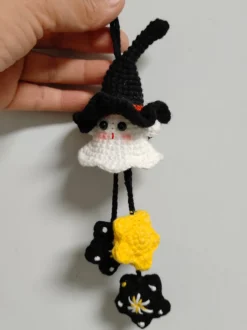 Porte-clés en peluche fantôme tricoté à la main pour Halloween breloque pour sac à dos et décoration de voiture