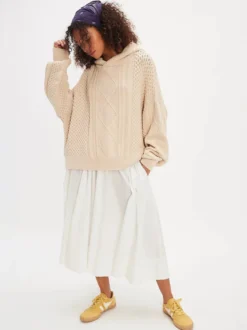 Pull à capuche en maille torsadée pour femme coupe ample manches longues style oversize style décontracté. Haut à capuche en grosse maille.