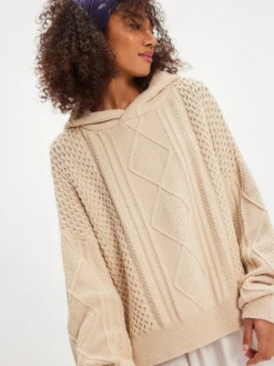 Pull à capuche en maille torsadée pour femme coupe ample manches longues style oversize style décontracté. Haut à capuche en grosse maille.