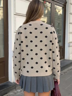Pull en maille à pois noirs col rond oversize