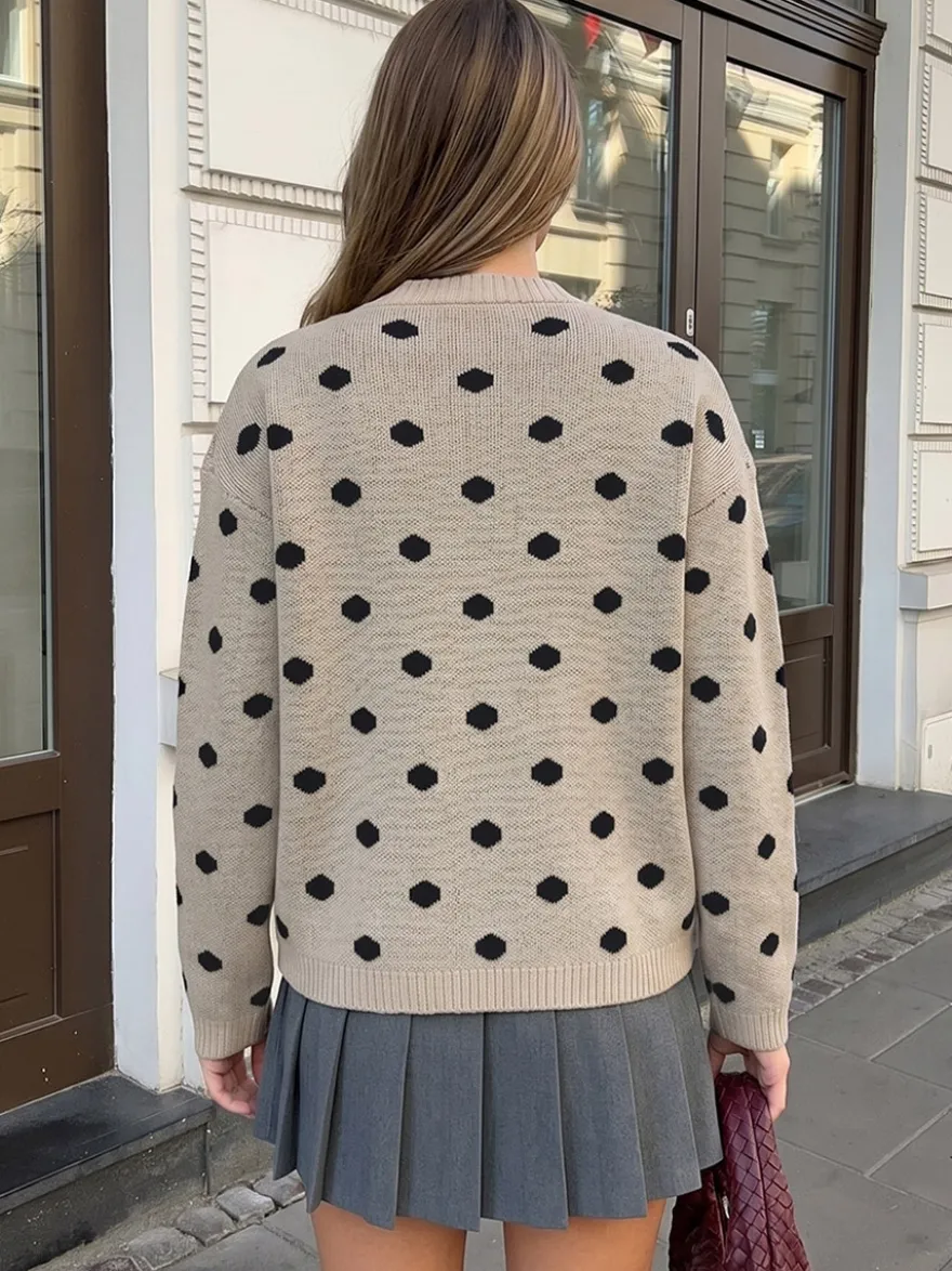 Pull en maille à pois noirs col rond oversize