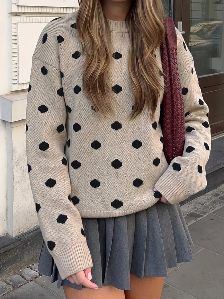 Pull en maille à pois noirs col rond oversize