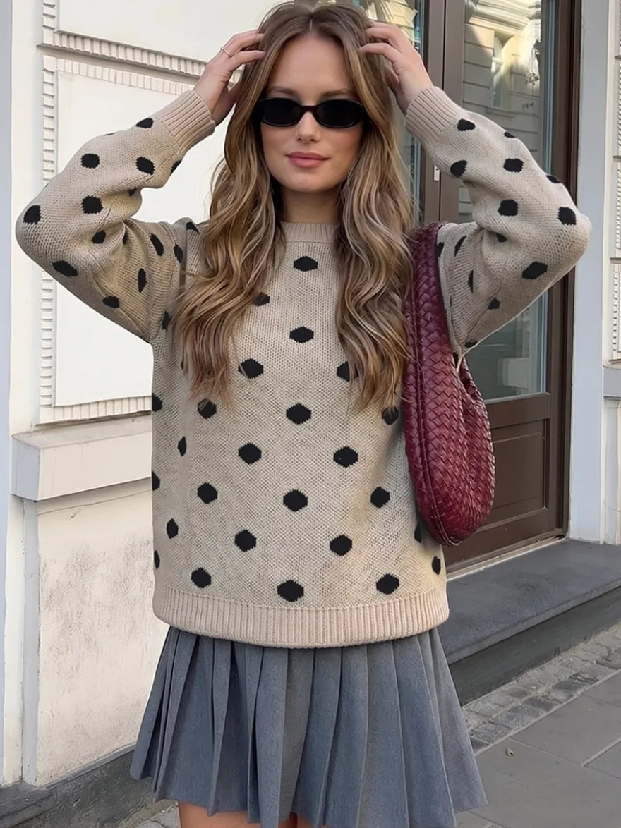 Pull en maille à pois noirs col rond oversize