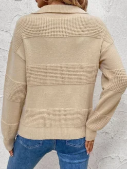 Pull en maille texturée à rayures gaufrées et col polo à demi-boutons