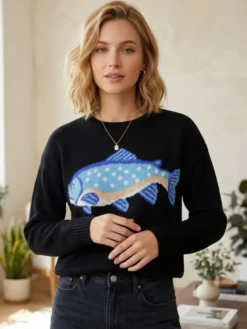 Pull femme à col rond en maille brodée de poissons manches longues coupe ample et décontractée.