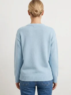 Pull femme à col rond en maille brodée de poissons manches longues coupe ample et décontractée.