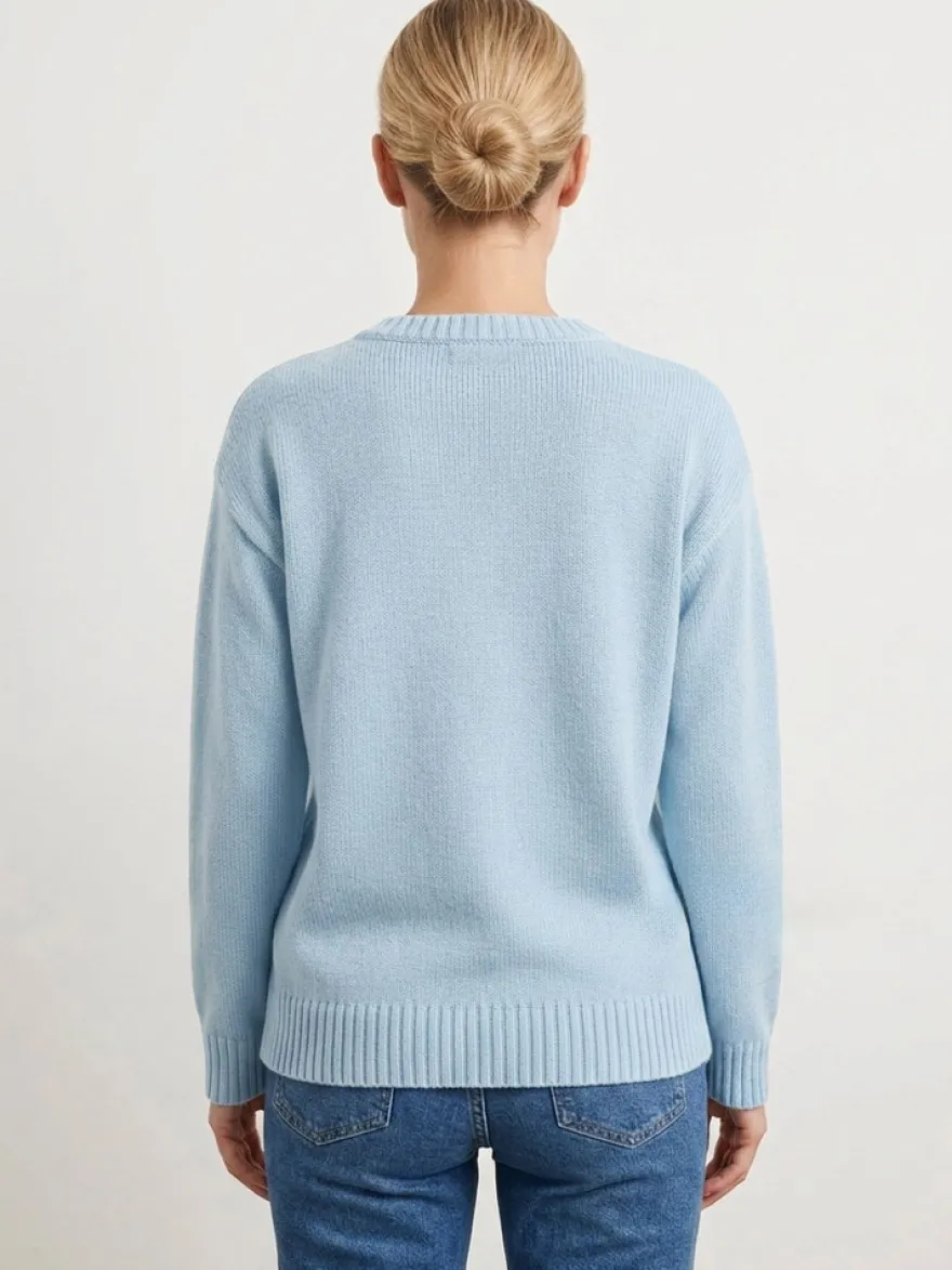 Pull femme à col rond en maille brodée de poissons manches longues coupe ample et décontractée.