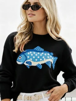 Pull femme à col rond en maille brodée de poissons manches longues coupe ample et décontractée.