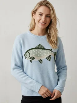 Pull femme à col rond en maille brodée de poissons manches longues coupe ample et décontractée.