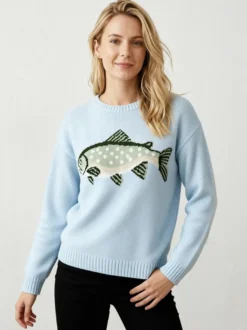 Pull femme à col rond en maille brodée de poissons manches longues coupe ample et décontractée.