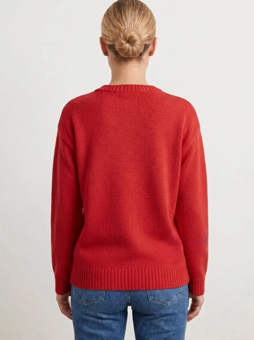 Pull femme à col rond en maille brodée de poissons manches longues coupe ample et décontractée.