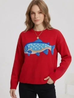 Pull femme à col rond en maille brodée de poissons manches longues coupe ample et décontractée.