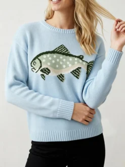 Pull femme à col rond en maille brodée de poissons manches longues coupe ample et décontractée.