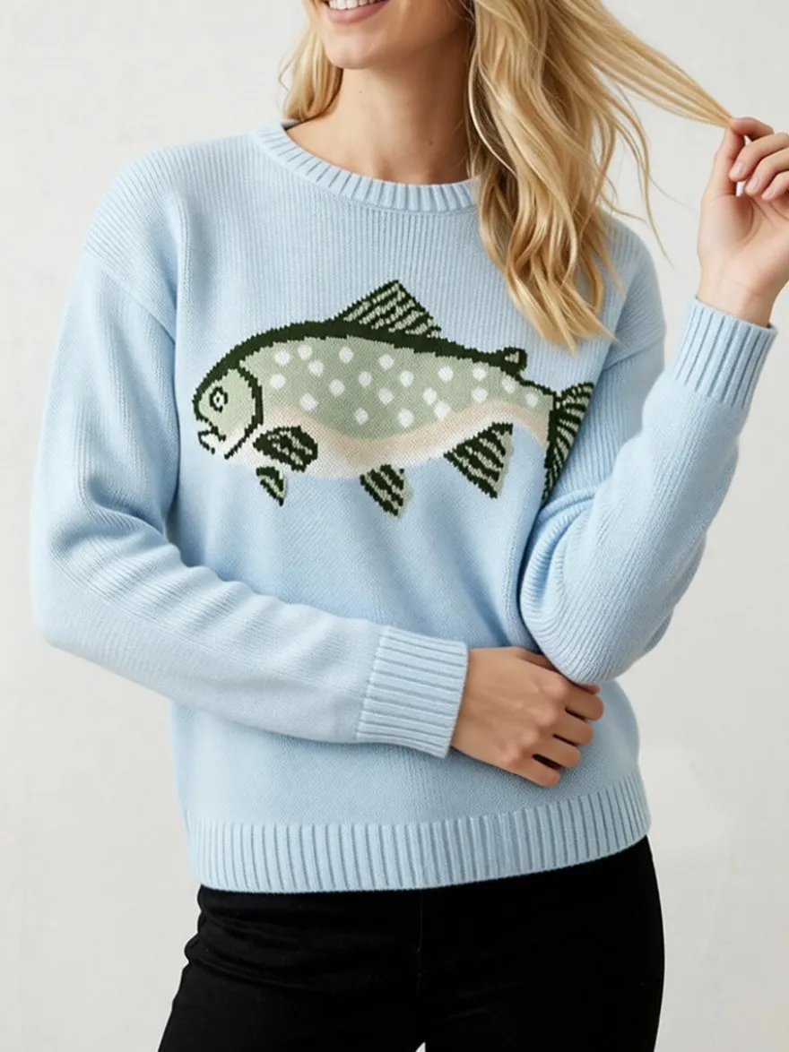 Pull femme à col rond en maille brodée de poissons manches longues coupe ample et décontractée.