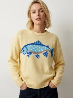 Pull femme à col rond en maille brodée de poissons manches longues coupe ample et décontractée.