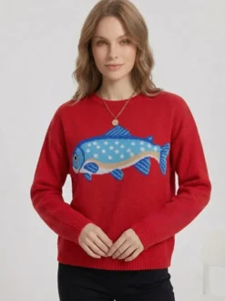 Pull femme à col rond en maille brodée de poissons manches longues coupe ample et décontractée.