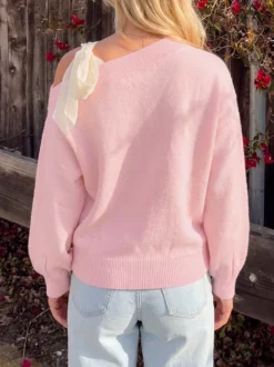 Pull-over asymétrique en mousseline à col montant et nœud papillon style oversize.