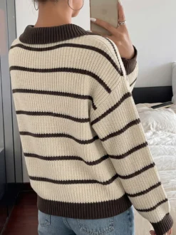 Pull rayé à col polo pour femme manches longues coupe ample style décontracté.